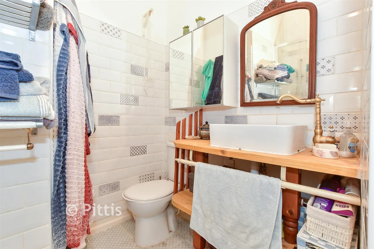 York Avenue, East Cowes, PO32, photo 9