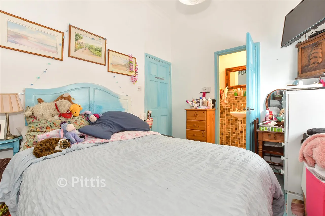 York Avenue, East Cowes, PO32, photo 6