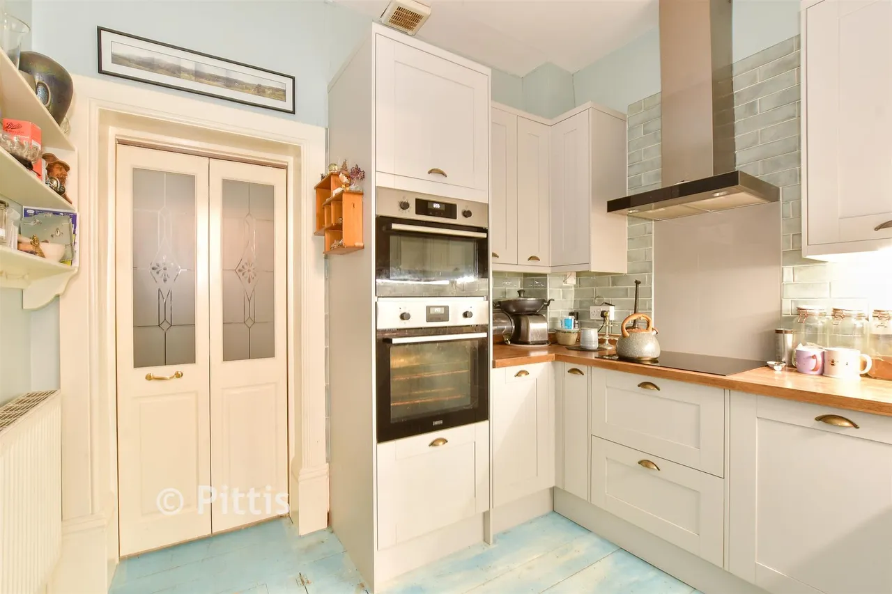 York Avenue, East Cowes, PO32, photo 5