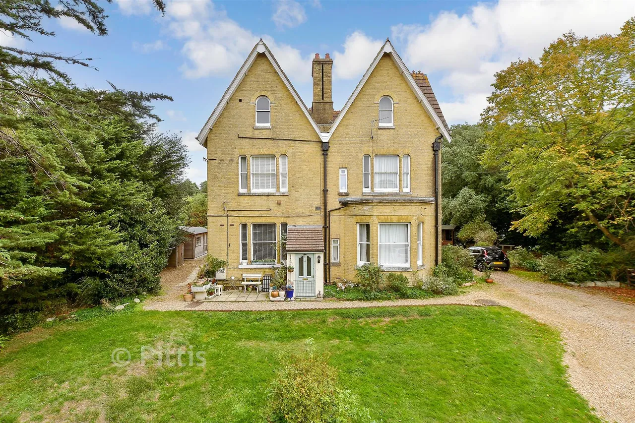 2 bed flat for sale, York Avenue, East Cowes, PO32