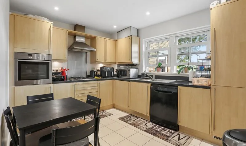 2 bed flat for sale, Eastman Way, Epsom, KT19