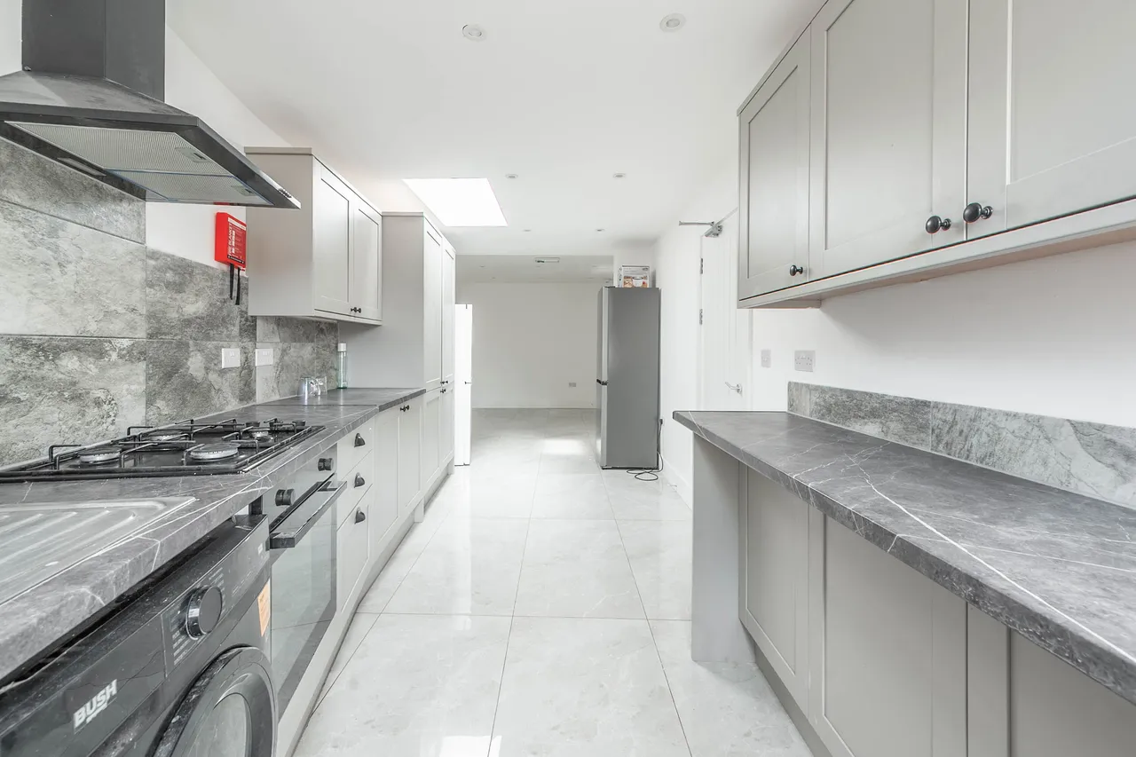 3 Oak Gardens, Edgware, photo 10