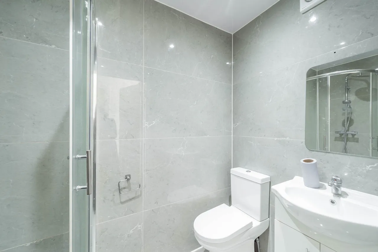 3 Oak Gardens, Edgware, photo 8
