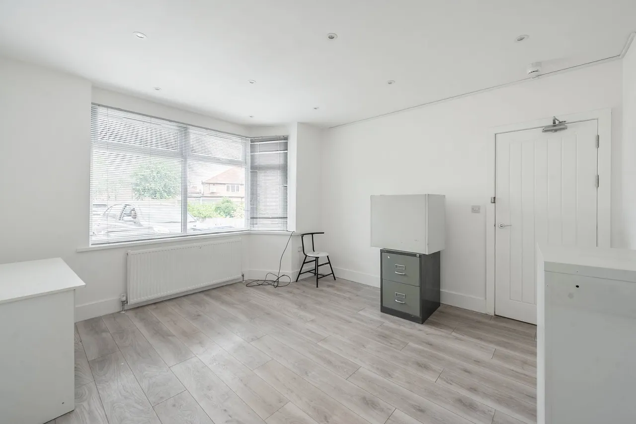 6 bed flat to rent — 3 Oak Gardens, Edgware