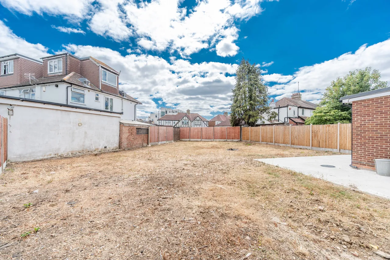 3 Oak Gardens, Edgware, photo 5