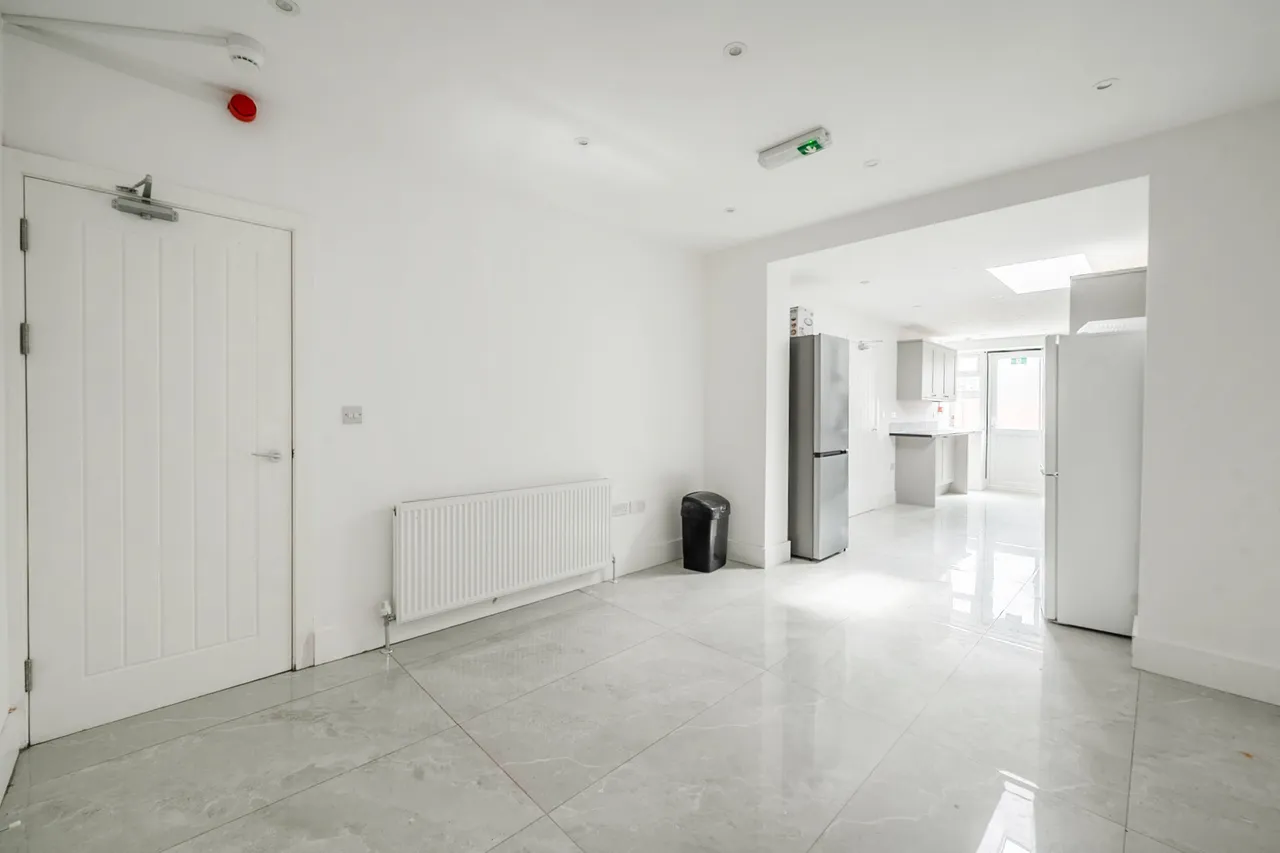 3 Oak Gardens, Edgware, photo 11