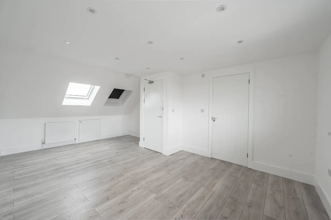 3 Oak Gardens, Edgware, photo 2