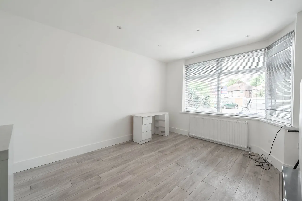 3 Oak Gardens, Edgware, photo 9