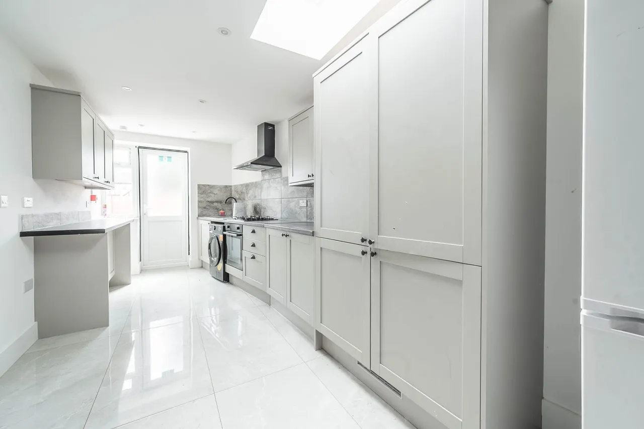 3 Oak Gardens, Edgware, photo 4