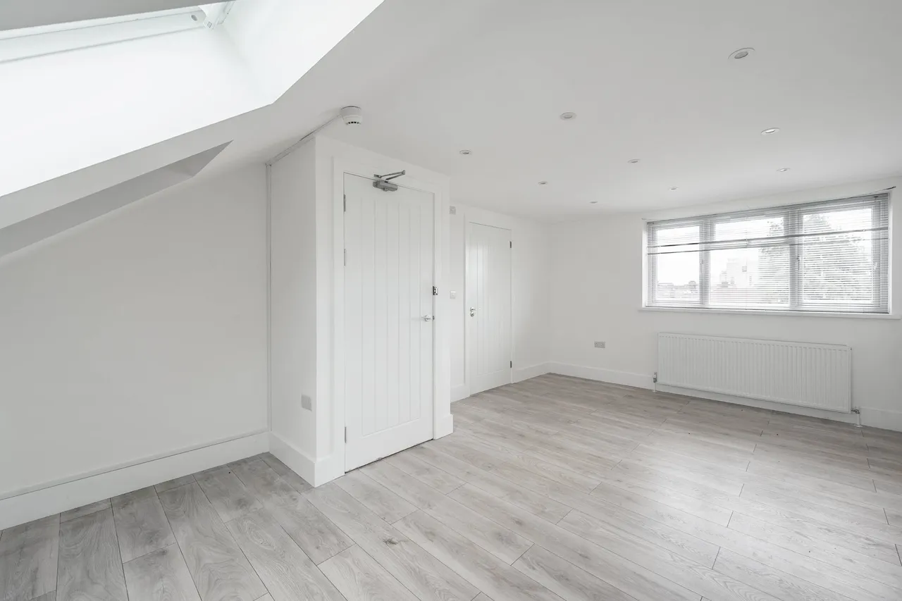 3 Oak Gardens, Edgware, photo 12