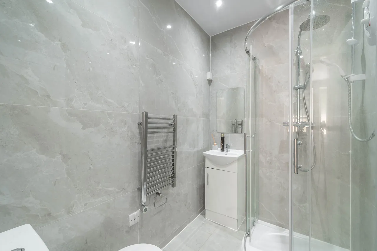 3 Oak Gardens, Edgware, photo 6