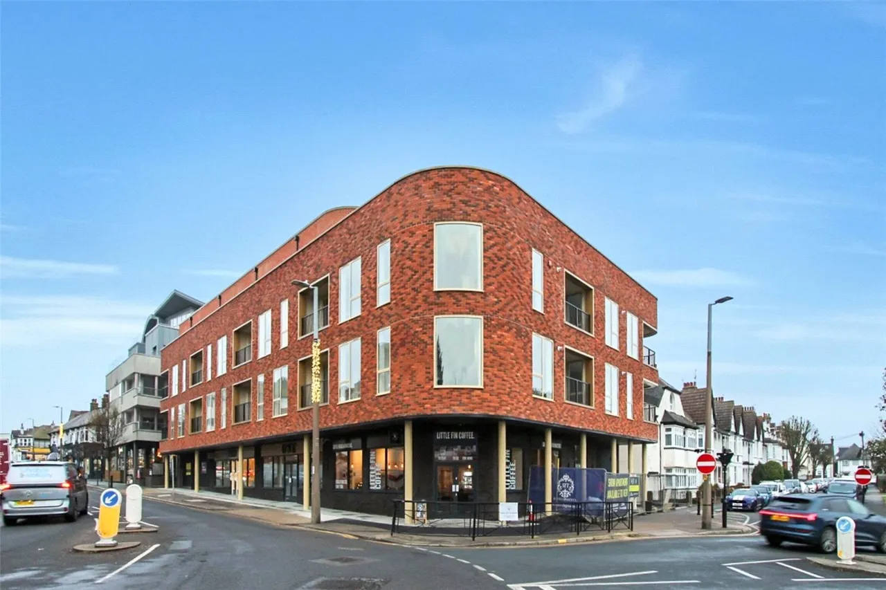 2 bed flat for sale, Broadway, Leigh-on-Sea, SS9