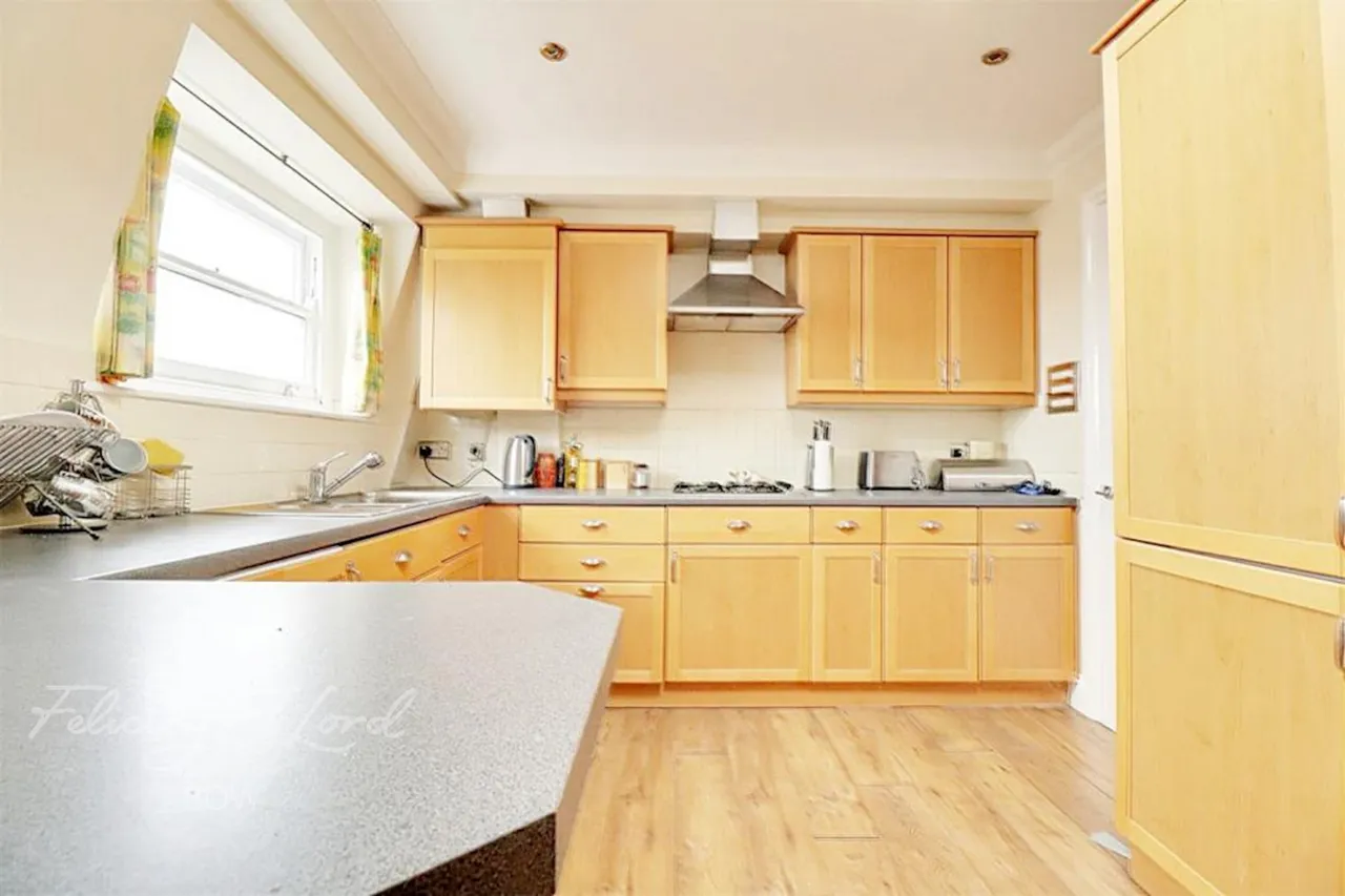 Bow Road, E3, photo 13