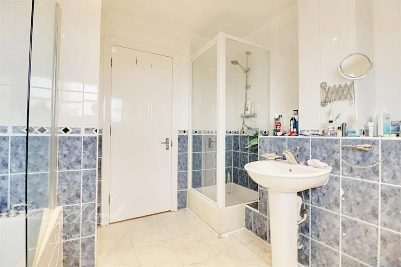 Bow Road, E3, photo 15