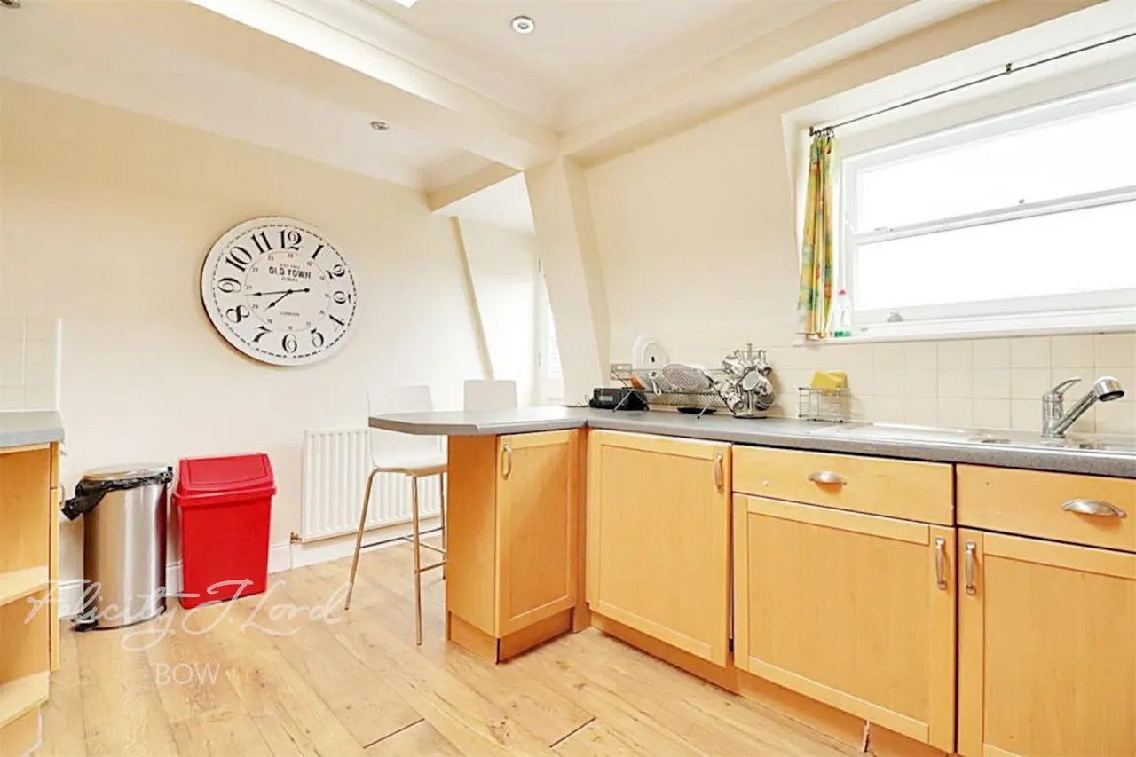 Bow Road, E3, photo 4