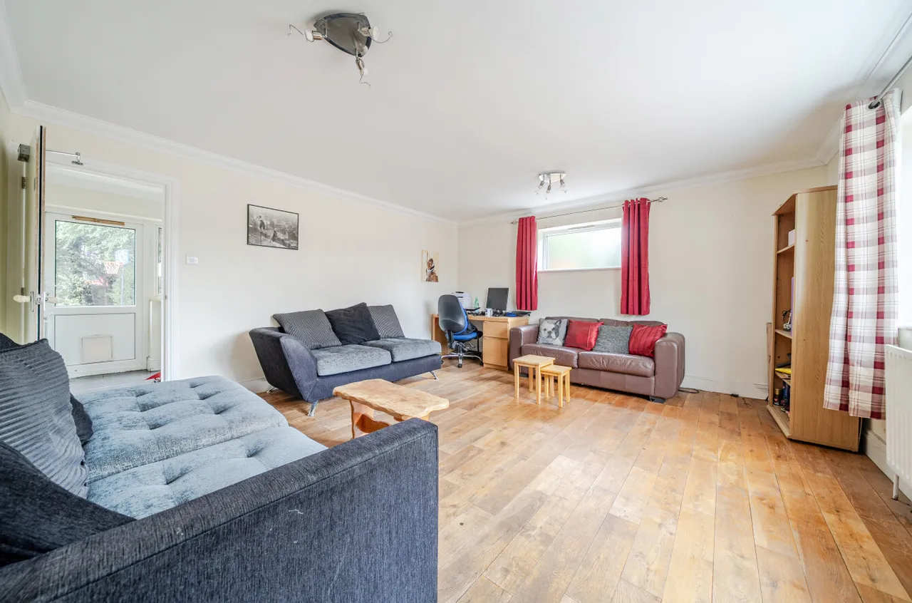 Almond Close, Guildford, GU1, photo 2