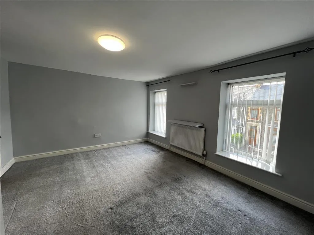 Eastland Road, Neath, SA11, photo 8