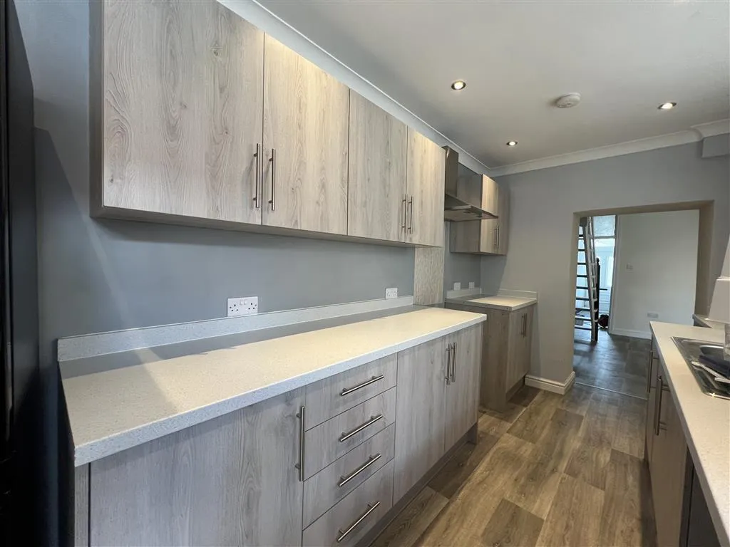 Eastland Road, Neath, SA11, photo 4