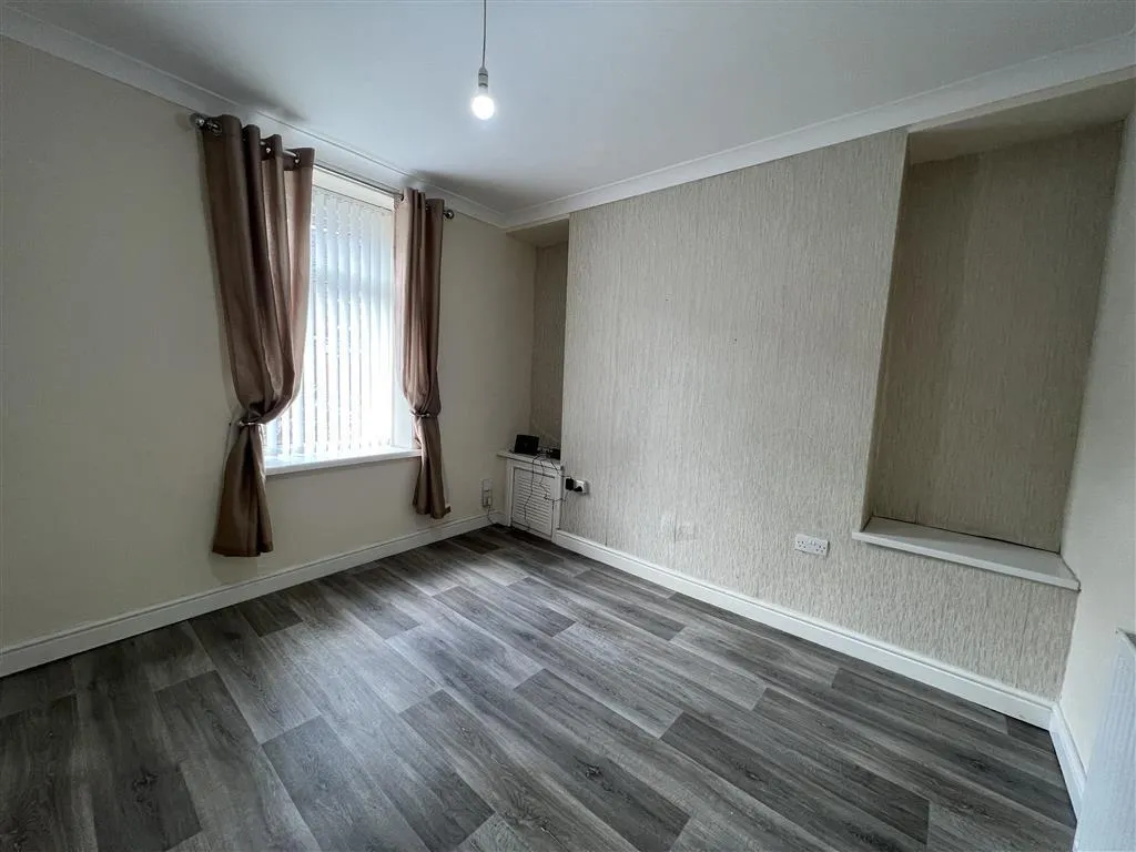 Eastland Road, Neath, SA11, photo 2