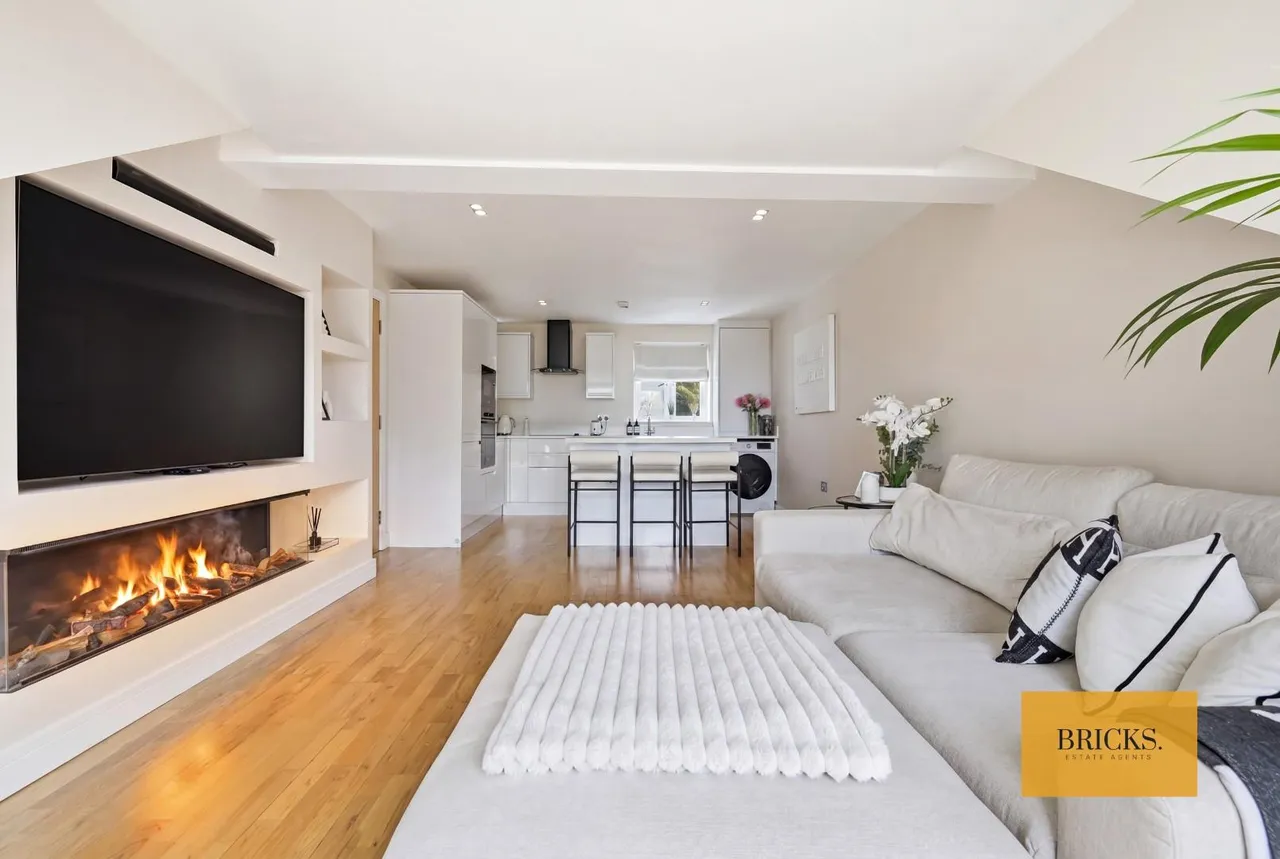 Epping New Road, Buckhurst Hill, IG9 5JT, photo 3