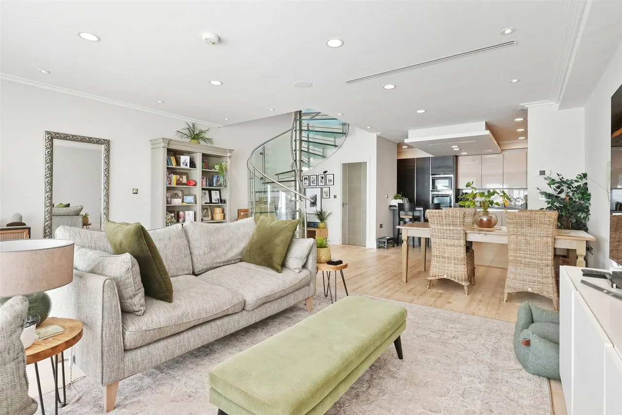 2 bed house for sale — Globe House Central, 1 Chertsey Road, TW1 1LJ