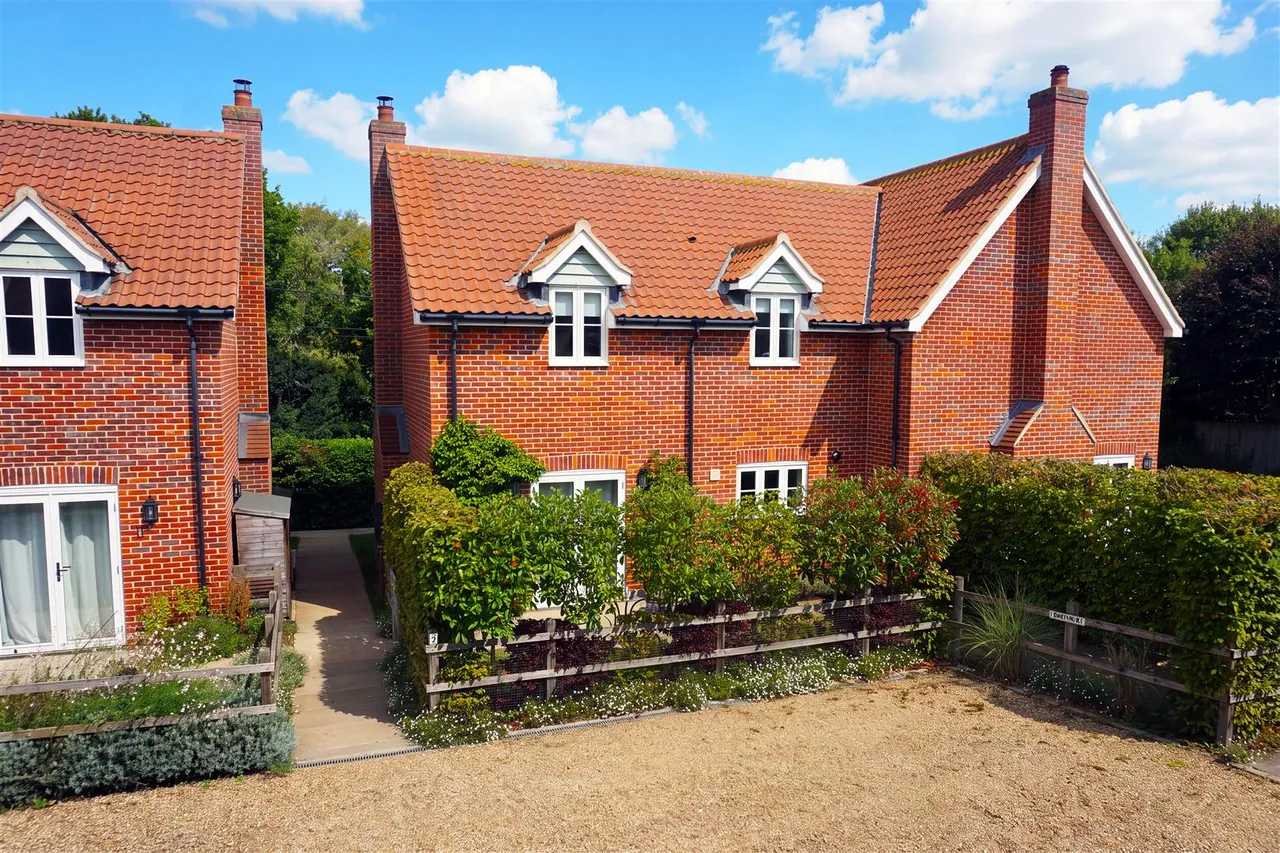 2 bed house for sale, Mill Street, Middleton, IP17