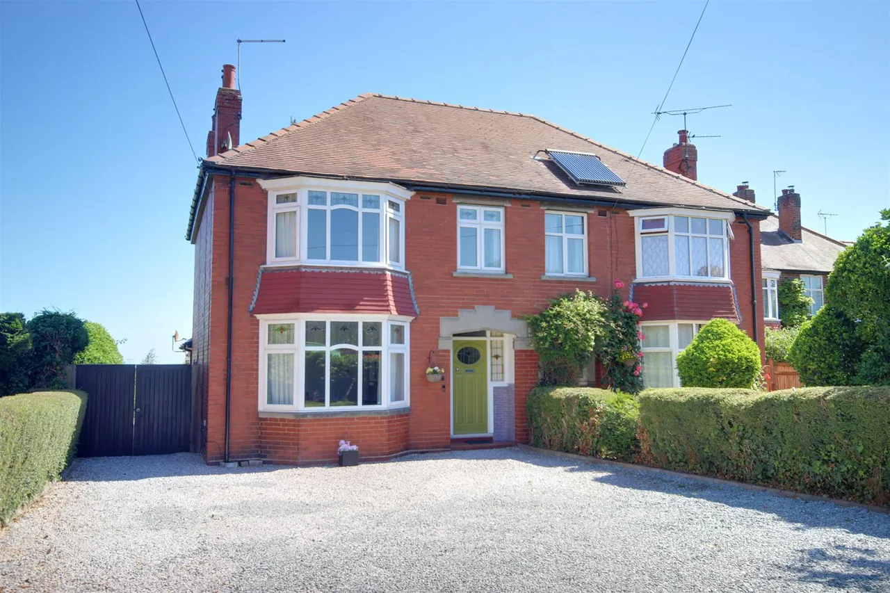 4 bed house for sale — Molescroft Road, Beverley