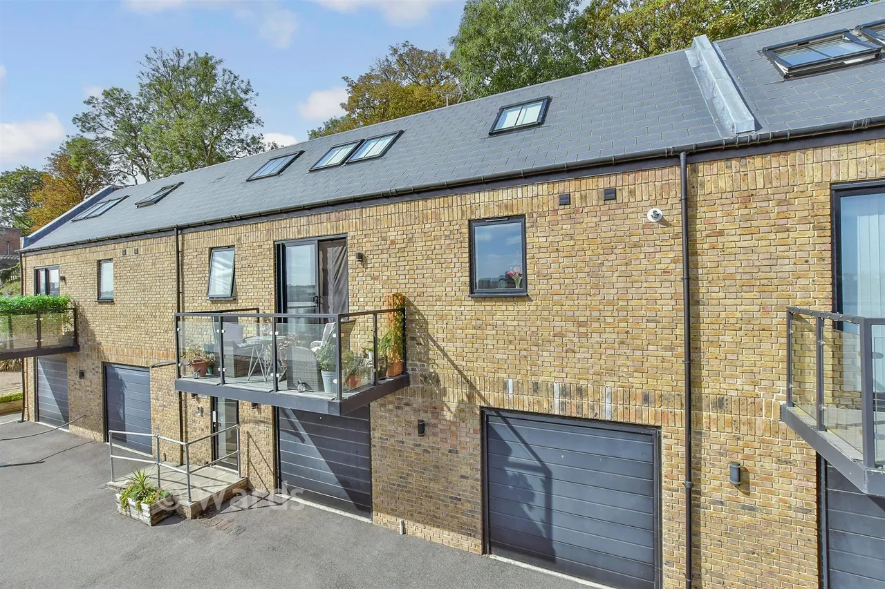 2 bed flat for sale, Upnor Road, Lower Upnor, ME2