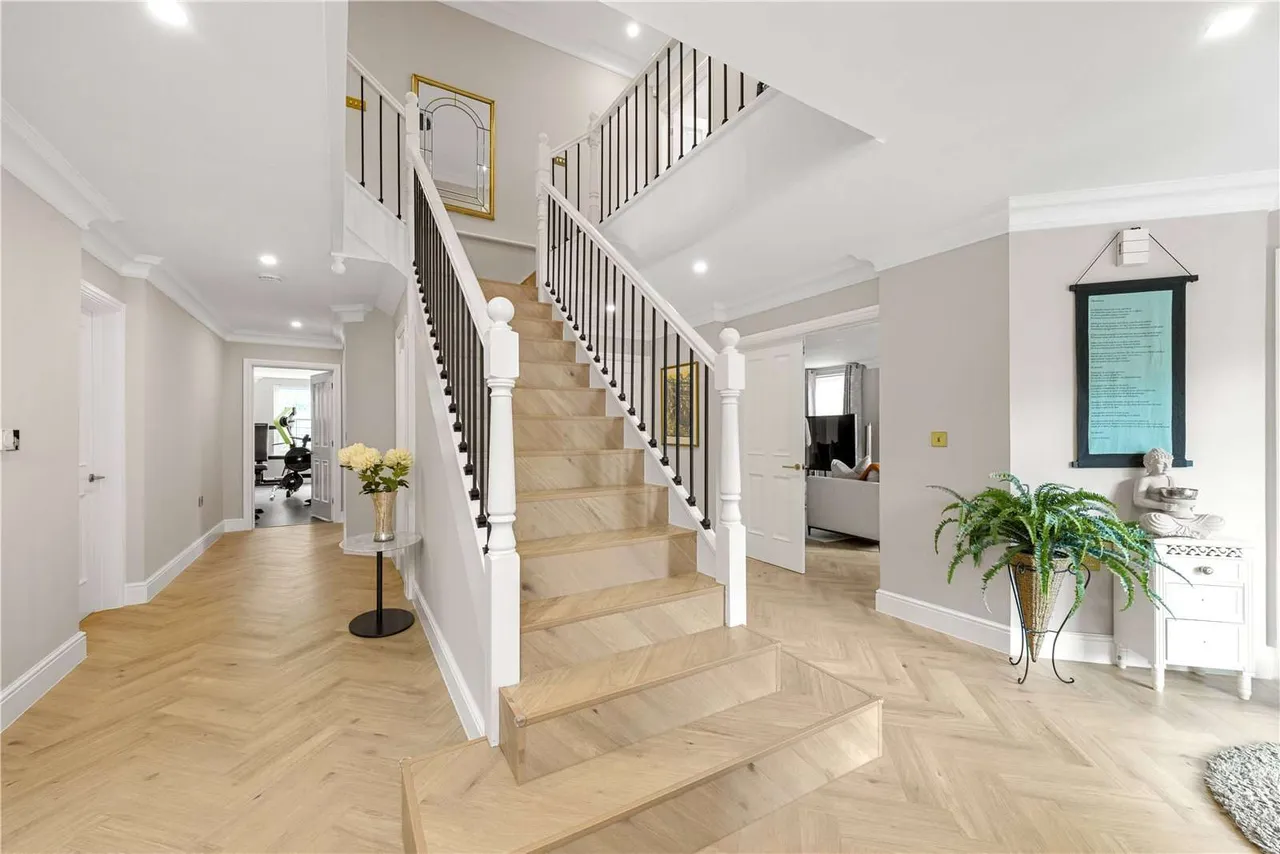 Gorse Lane, Chobham, GU24, photo 8