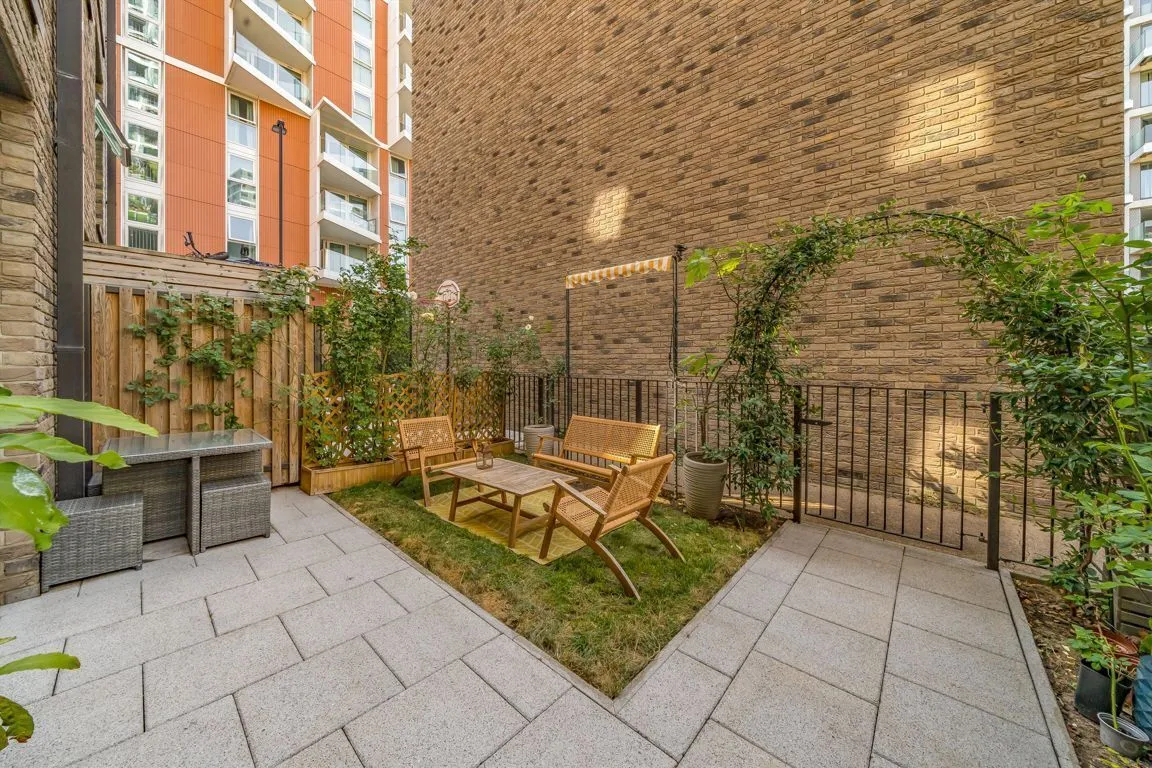 Royal Crest Avenue, Royal Crest Avenue, photo 4