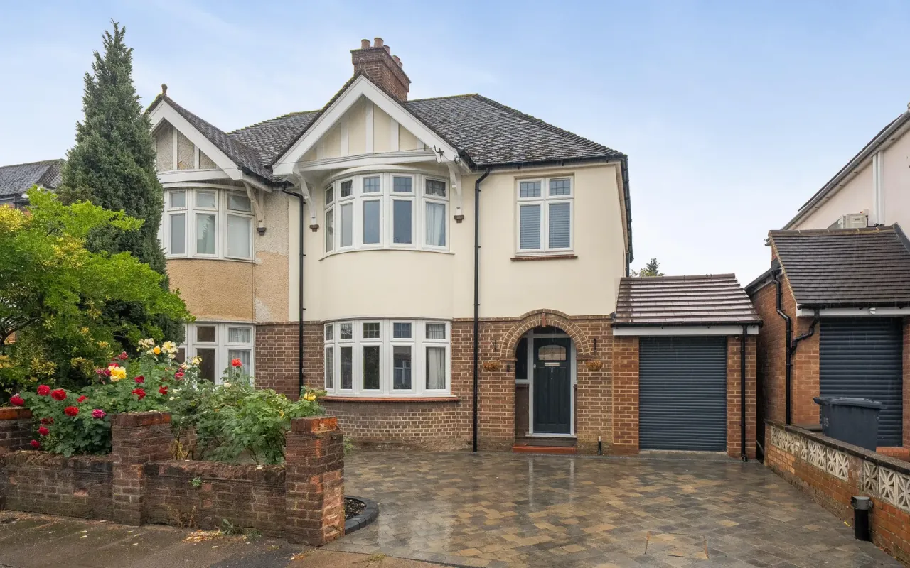 3 bed property for sale — Rosamond Road, Bedford