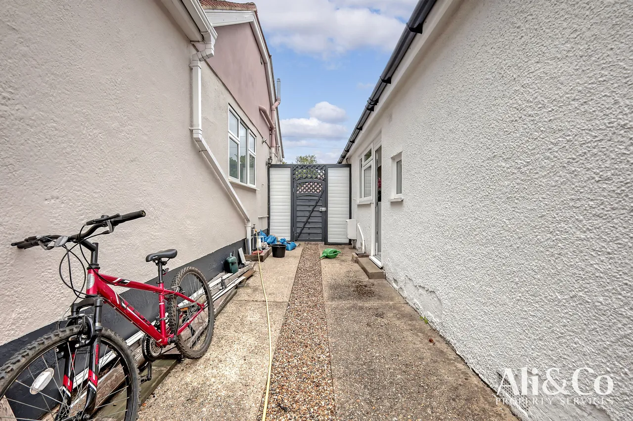 Howard Road, Upminster, Essex, RM14 2UU, photo 17