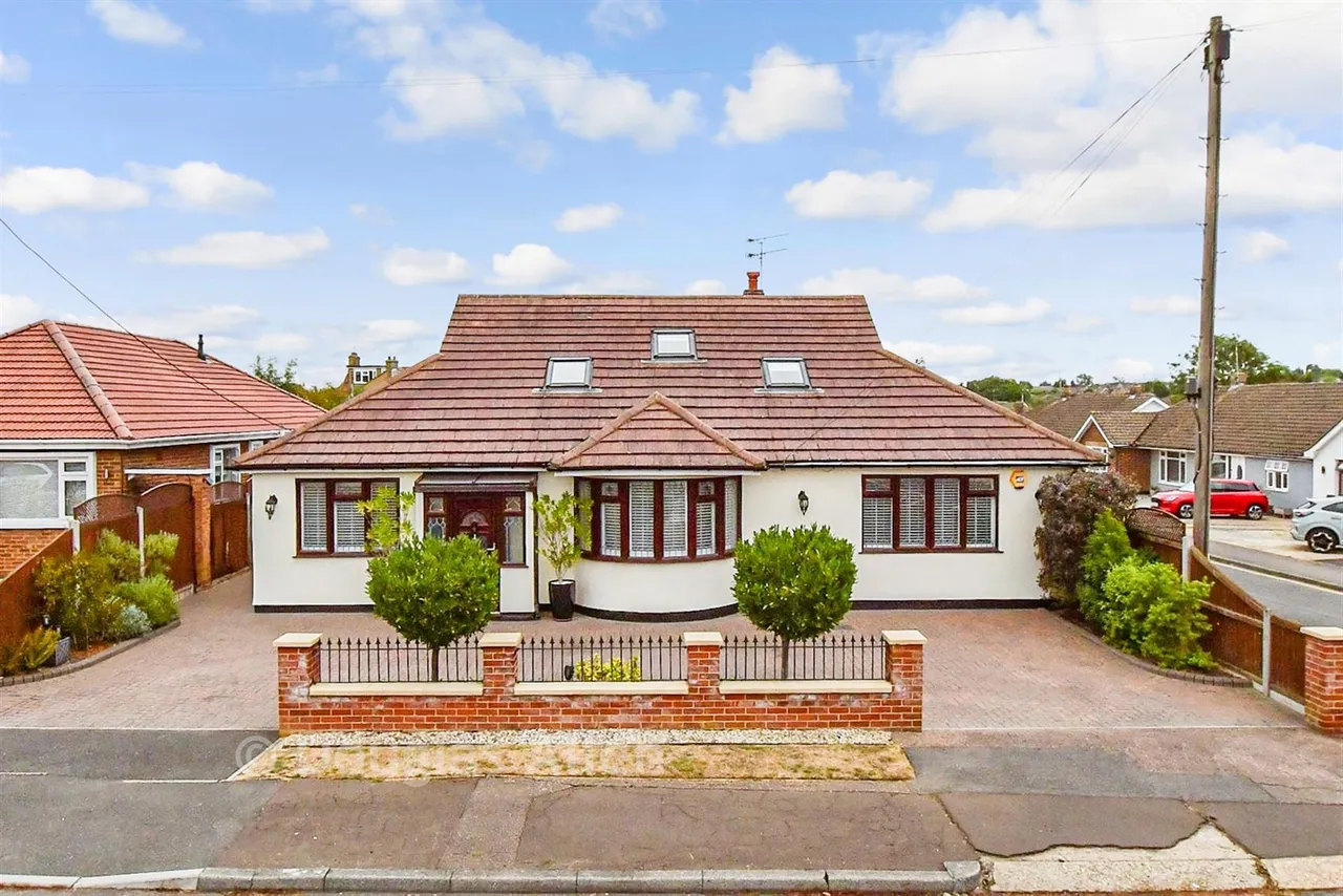 5 bed chalet for sale, Alfred Gardens, Wickford, SS11