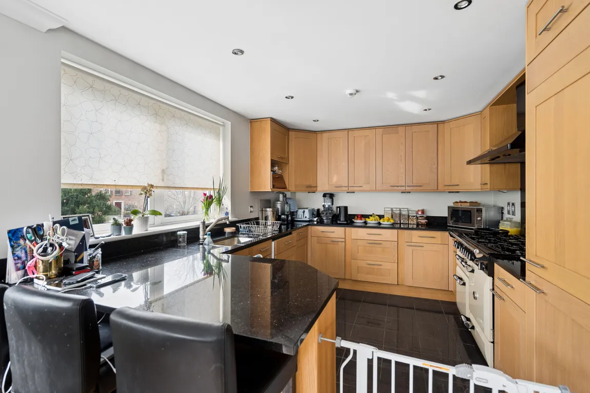 Viceroy Court, Northwood, HA6, photo 2
