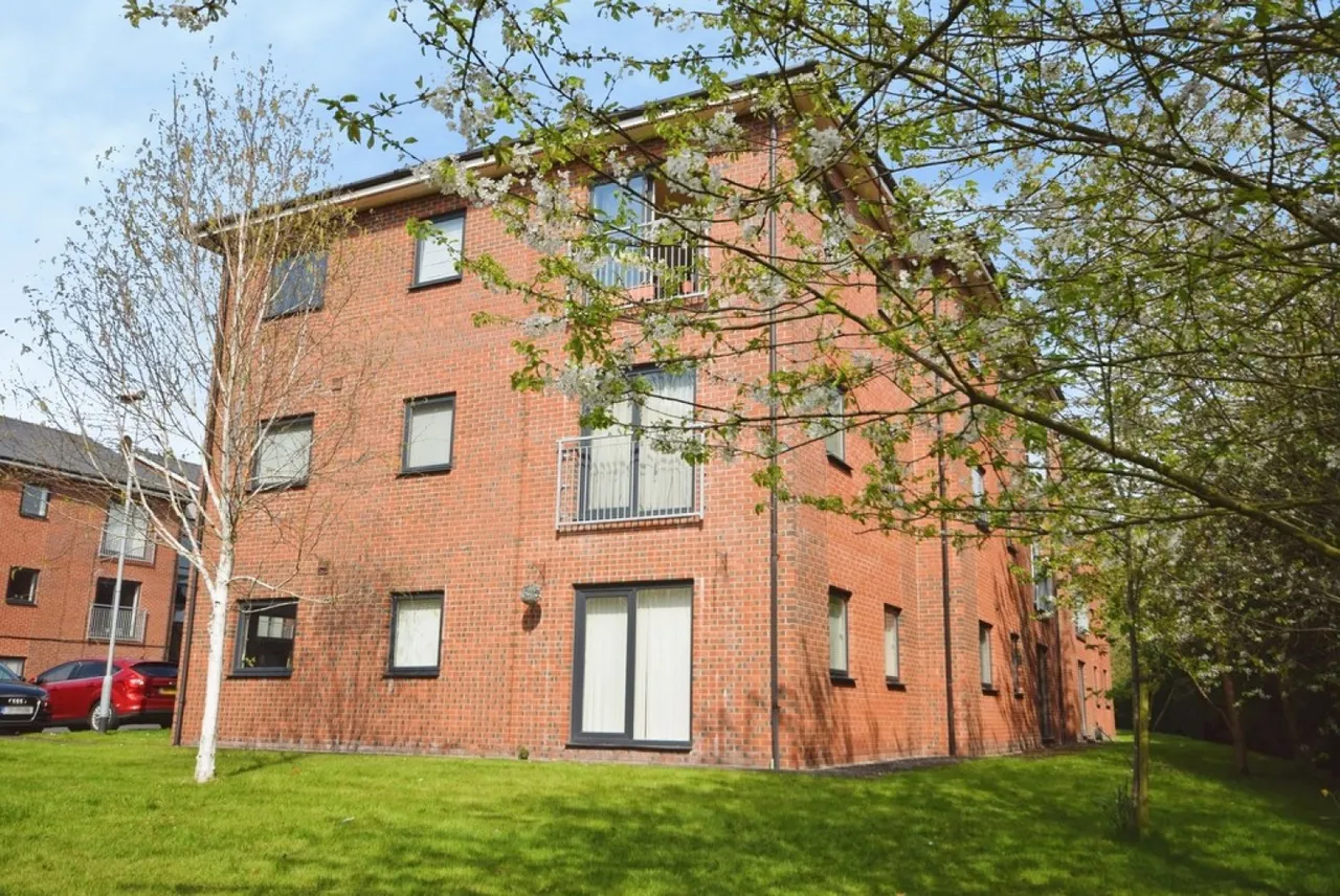 2 bed flat to rent — Tattershall Court, Etruria