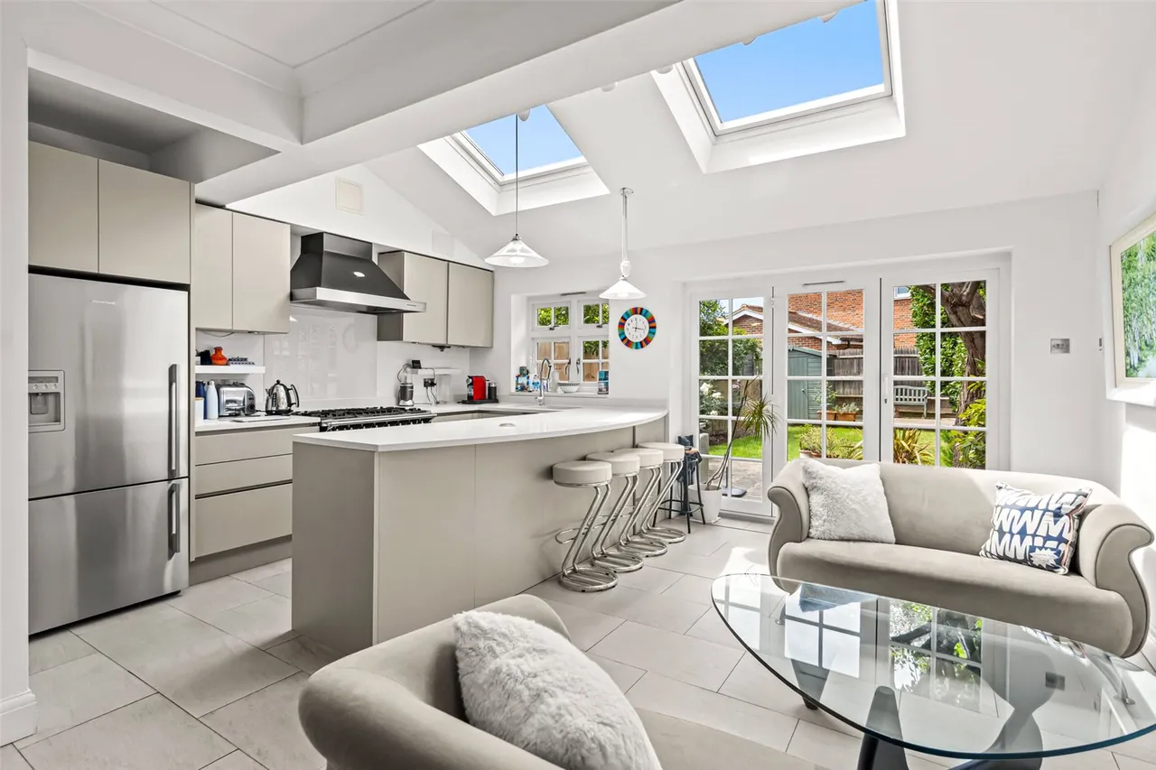 Cambridge Crescent, Teddington, TW11 8DX, photo 2