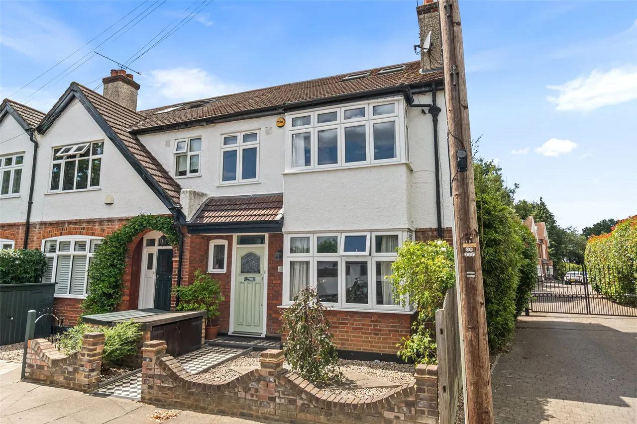 4 bed house for sale — Cambridge Crescent, Teddington, TW11 8DX