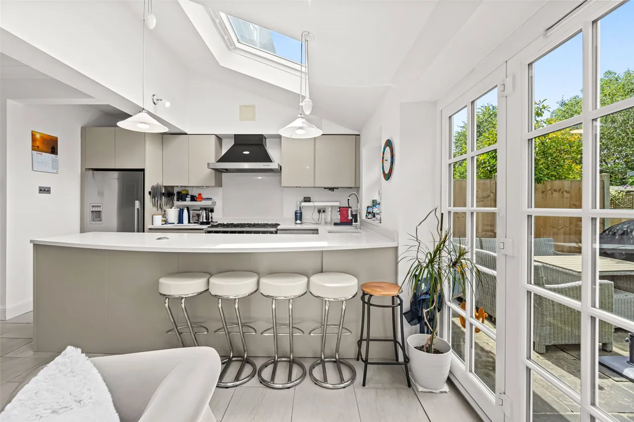 Cambridge Crescent, Teddington, TW11 8DX, photo 4