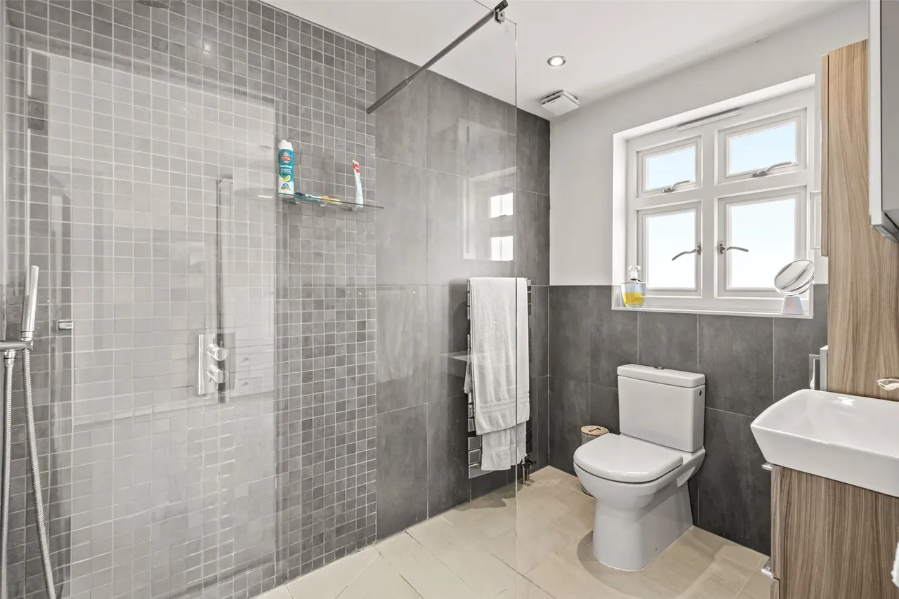 Cambridge Crescent, Teddington, TW11 8DX, photo 9