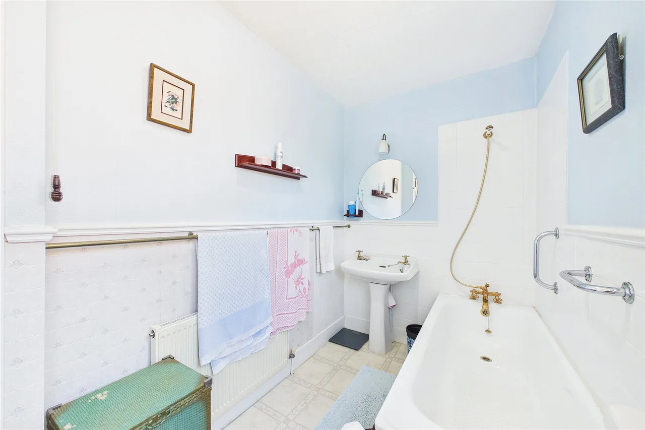 MacDonald Road, Lightwater, GU18, photo 11