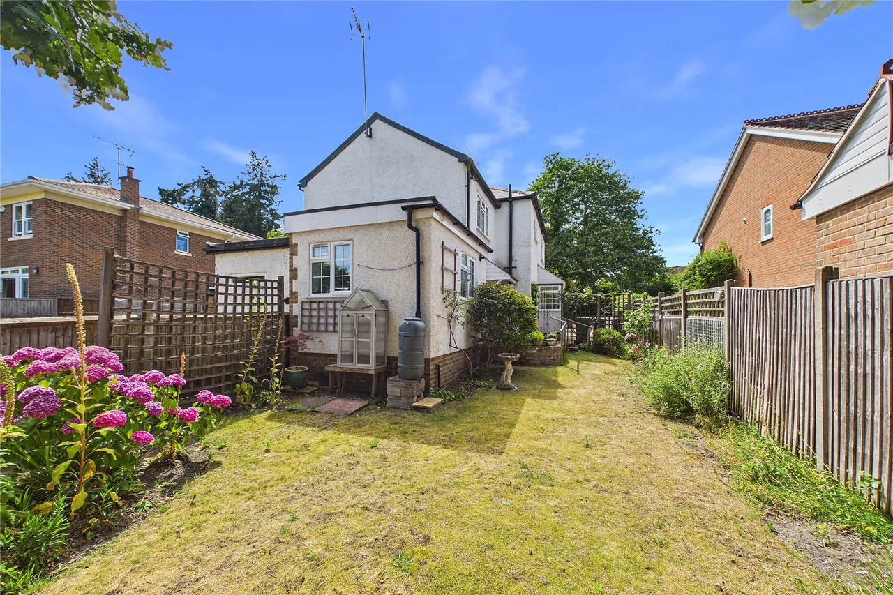 MacDonald Road, Lightwater, GU18, photo 13