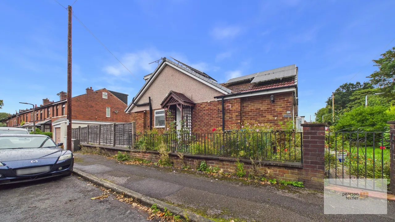 3 bed house for sale — Milner Avenue, Bury, BL9 6NG