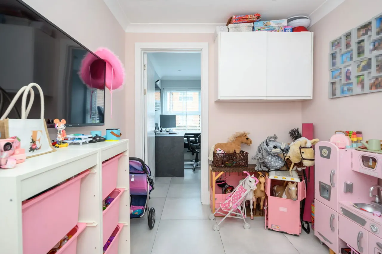 Thorpeside Close, Staines-upon-thames..., photo 23