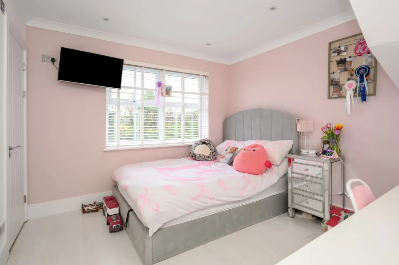 Thorpeside Close, Staines-upon-thames..., photo 16