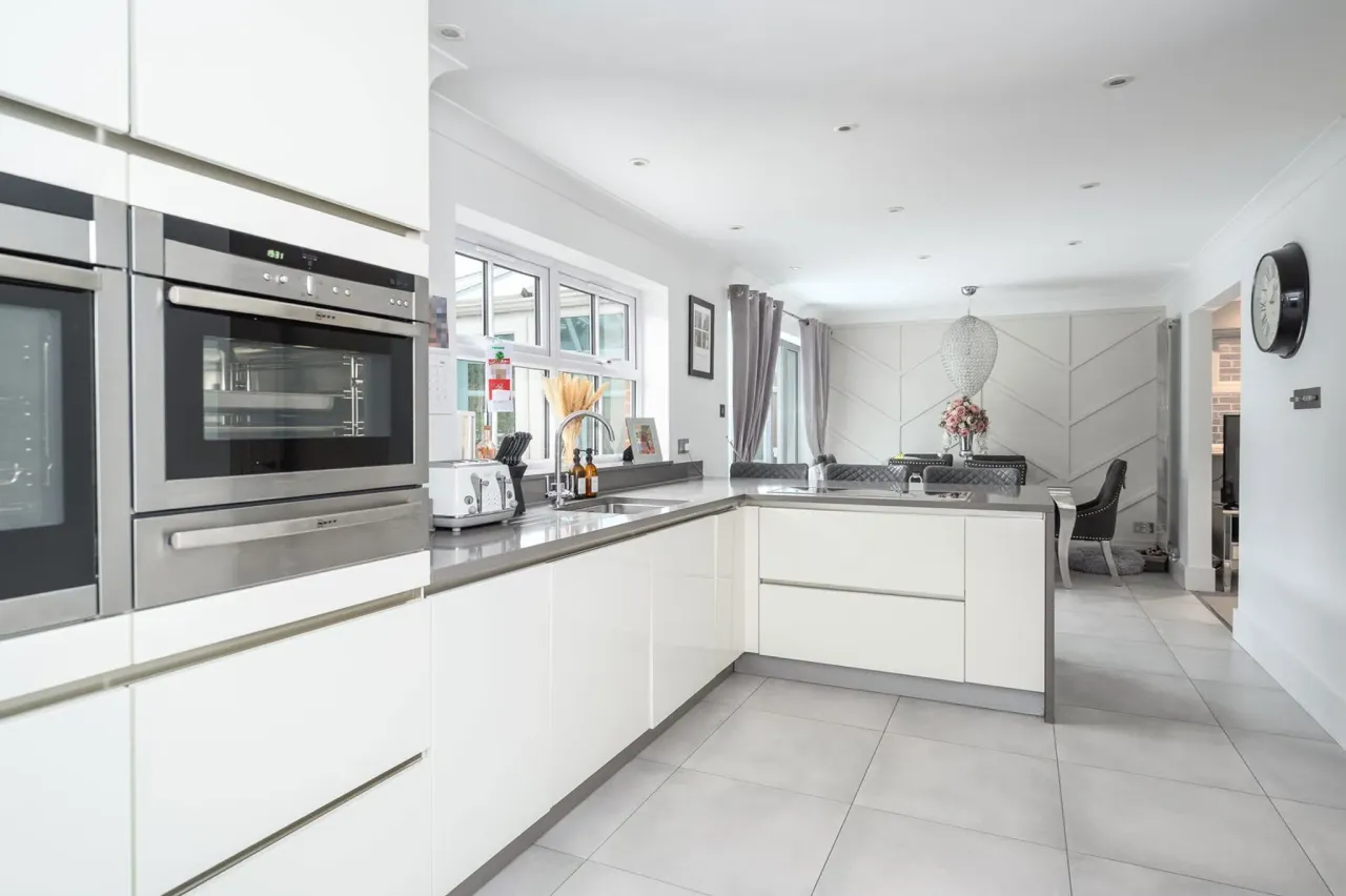 Thorpeside Close, Staines-upon-thames..., photo 9