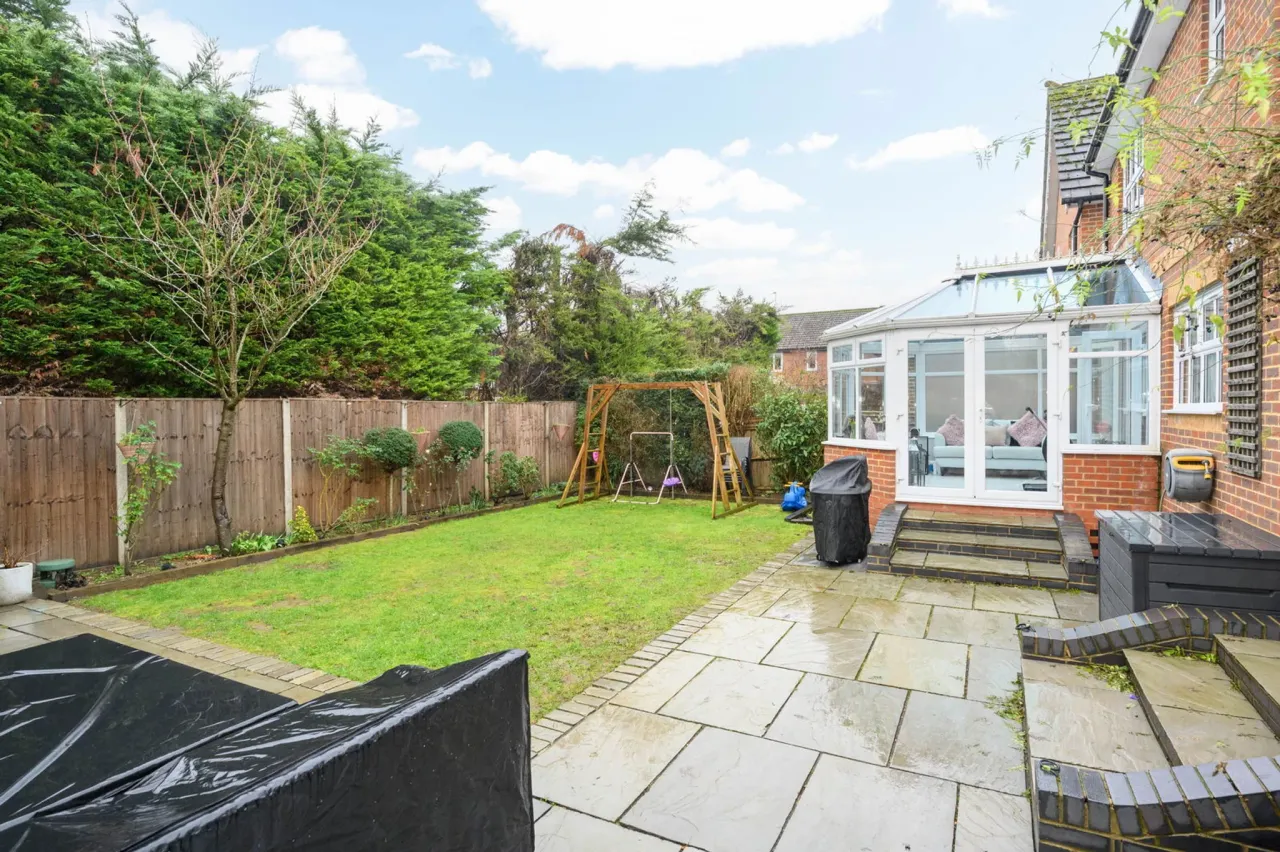 Thorpeside Close, Staines-upon-thames..., photo 24