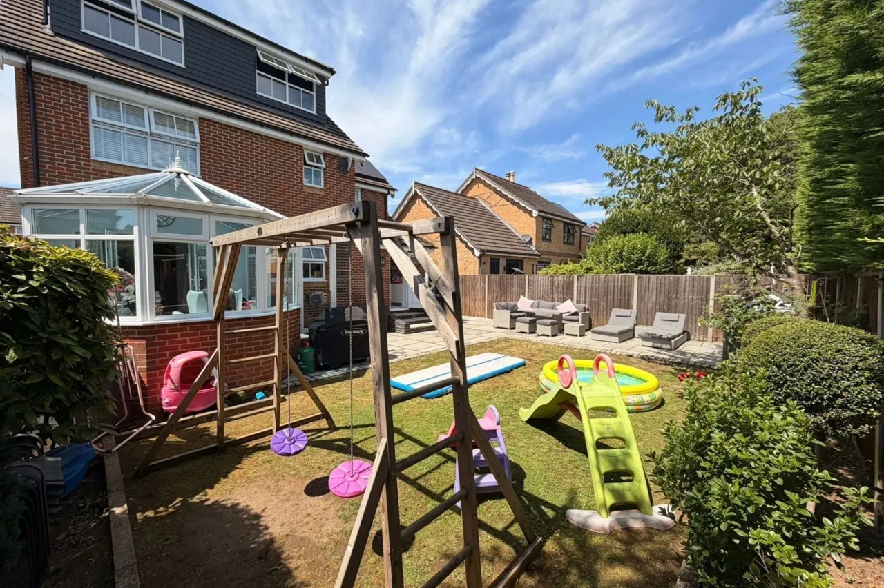 Thorpeside Close, Staines-upon-thames..., photo 2