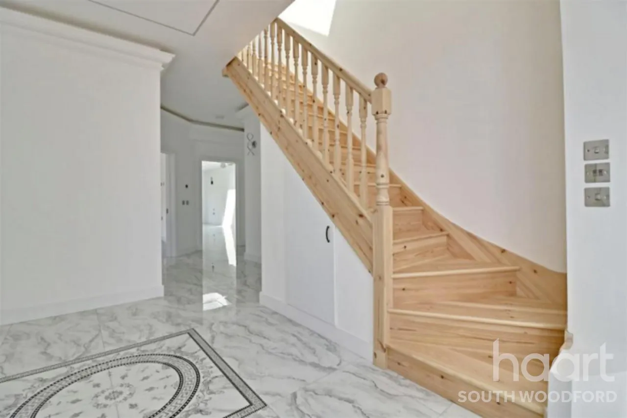 Hillington Gardens, IG8, photo 9