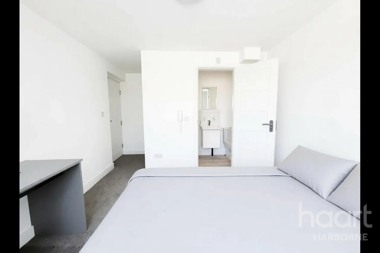 Causeway Green Road, B68, photo 2
