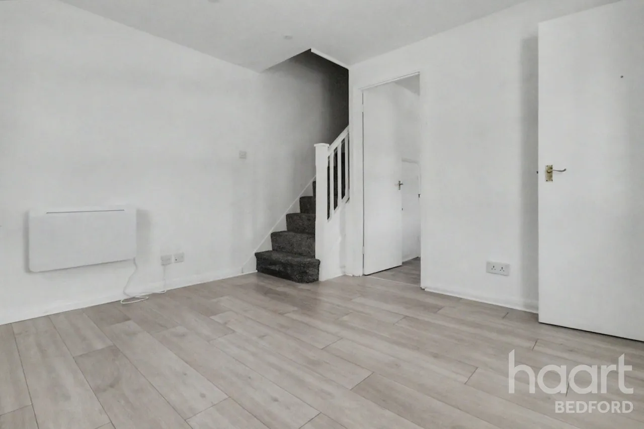 Honeysuckle Way, Bedford, MK41, photo 3